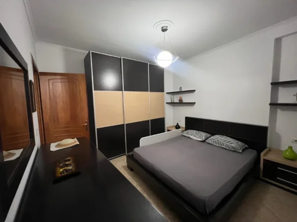 Tirane, jepet me qera apartament 2+1 Kati 5, 90 m² 600 € (Rriga e Barikadave)