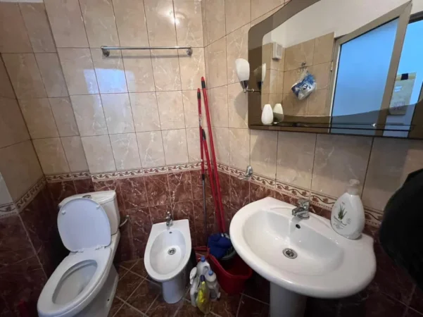 Tirane, jepet me qera apartament 2+1 Kati 5, 90 m² 600 € (Rriga e Barikadave)