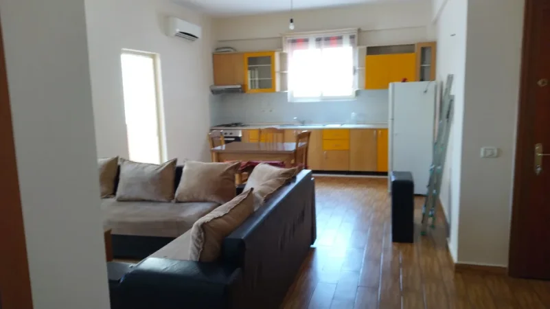 Tirane, jepet me qera apartament 1+1+Aneks+Ballkon Kati 5, 75 m² 600 € (komuna e parisit)