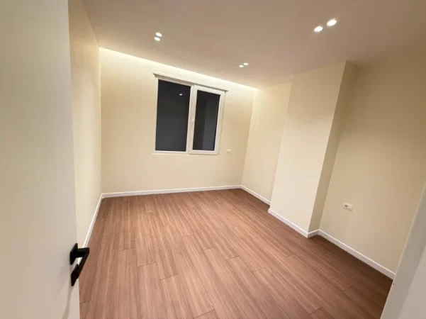 Tirane, shitet apartament 2+1+Ballkon Kati 5, 85 m² 180.000 € (Rrethi Shkozes)