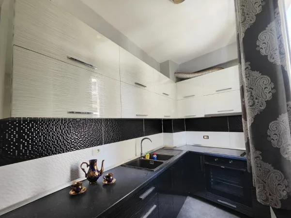 Tirane, jepet me qera apartament 1+1+Aneks+Ballkon Kati 3, 60 m² 450 € (Astir)