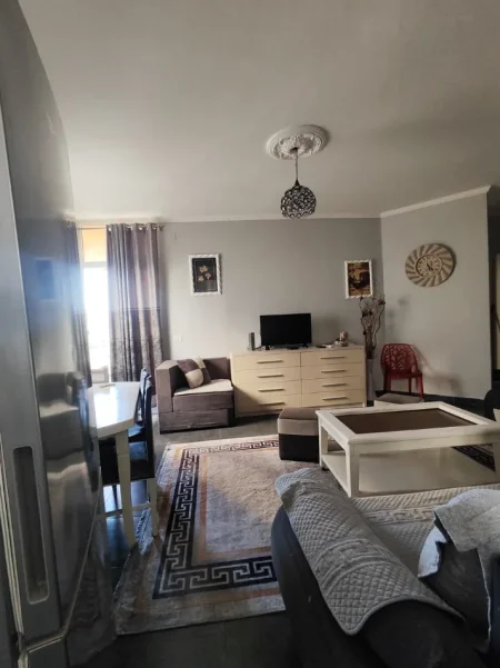Tirane, jepet me qera apartament 1+1+Aneks+Ballkon Kati 3, 60 m² 450 € (Yzberisht)