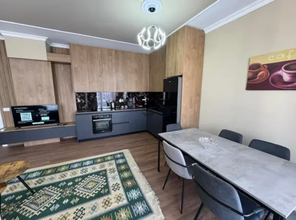 Tirane, jepet me qera apartament 2+1 Kati 1, 110 m² 800 € (QENDER)