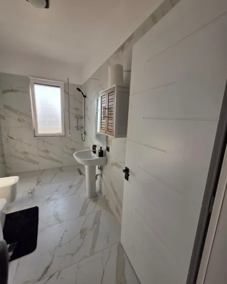 Tirane, jepet me qera apartament 2+1 , 89 m² 500 € 