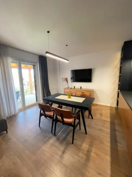Tirane, shitet apartament 2+1+Ballkon Kati 1, 98 m² 275.000 € (Teg)