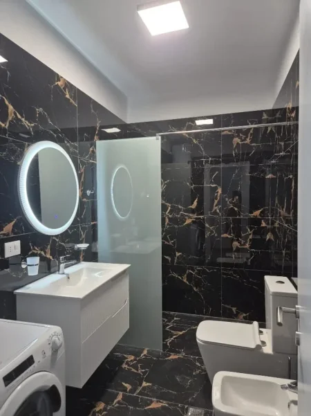 💥Tirane, jepet me qera Apartament 1+1 Kati 7, 60 m²,Mobilim i Ri, Çmimi 55.000 Lekë të Reja, (Pranë Shkollës Bashkuar, tek Rruga Dibrës, Tiranë.)