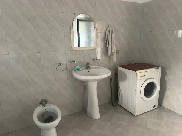 Tirane, jepet me qera apartament 1+1 Kati 1, 60 m² 260 € (Rruga “Bajram Allaraj”)