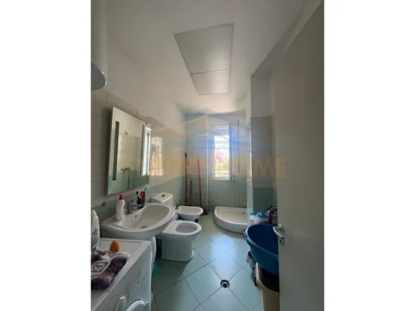 Tirane, jepet me qera apartament 2+1+Ballkon Kati 2, 87 m² 450 € (Fresk)