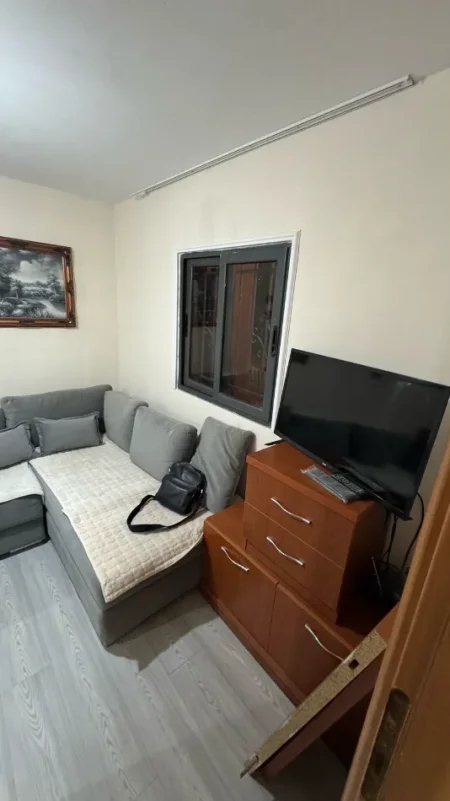 Tirane, jepet me qera apartament 1+1+Ballkon Kati 0, 60 m² 350 € (Rruga e Dibrës, pranë Shkollës së Bashkuar)