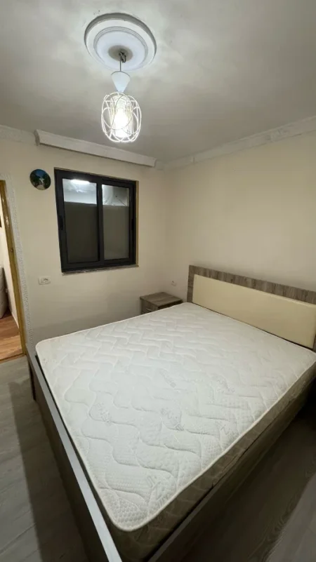 Tirane, jepet me qera apartament 1+1+Ballkon Kati 0, 60 m² 350 € (Rruga e Dibrës, pranë Shkollës së Bashkuar)