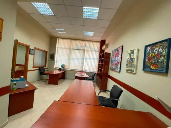 Tirane, jepet me qera ambjent biznesi Kati 1, 52 m² 600 € (Myslym Shyri)