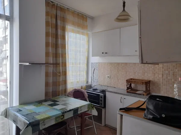 Tirane, jepet me qera garsonier 1+1 Kati 4, 28 m² 300 € (tek tregu elektrik Tirane)