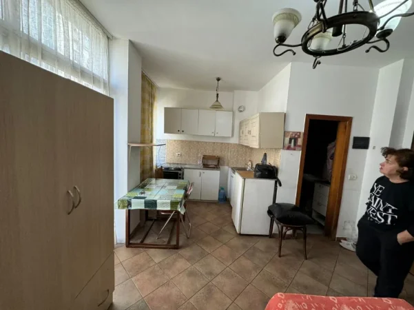 Tirane, jepet me qera garsonier 1+1 Kati 4, 28 m² 300 € (tek tregu elektrik Tirane)