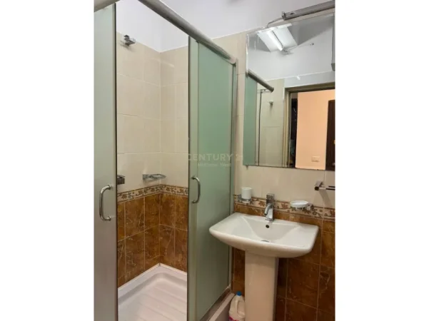 Tirane, jepet me qera apartament 2+1 Kati 8, 95 m² 500 € (unaza e re)