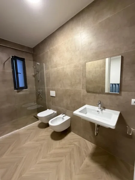 Tirane, jepet me qera apartament 2+1+Ballkon Kati 5, 106 m² 750 € (Porcelan)