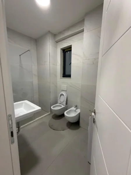 Tirane, jepet me qera apartament 2+1+Ballkon Kati 5, 106 m² 750 € (Porcelan)