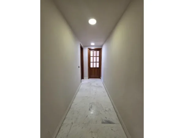 Tirane, jepet me qera ambjent biznesi Kati 7, 130 m² 1.930 € (Qender)