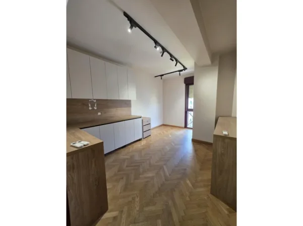 Tirane, jepet me qera ambjent biznesi Kati 7, 130 m² 1.930 € (Qender)