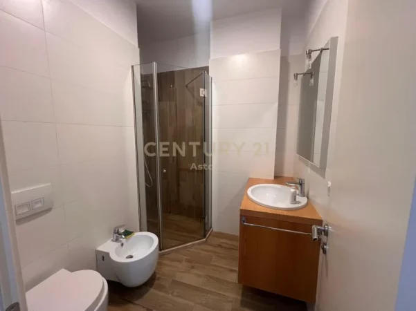 Tirane, jepet me qera apartament 2+1 Kati 5, 110 m² 1.000 € (komuna e parisit 2)
