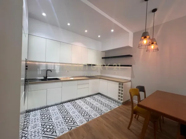 Tirane, jepet me qera apartament 2+1 Kati 5, 110 m² 1.000 € (komuna e parisit 2)