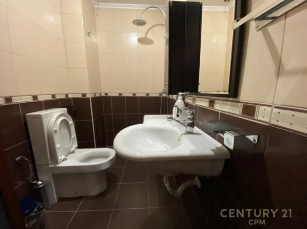 Tirane, jepet me qera apartament 2+1 Kati 10, 105 m² 650 € (komuna e parisit)