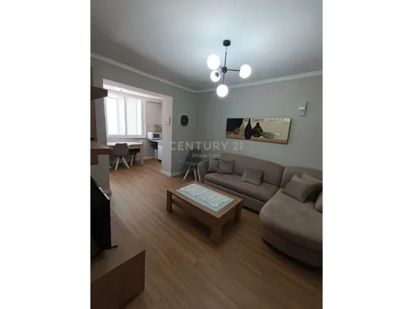Tirane, jepet me qera apartament 2+1 Kati 1, 75 m² 750 € 