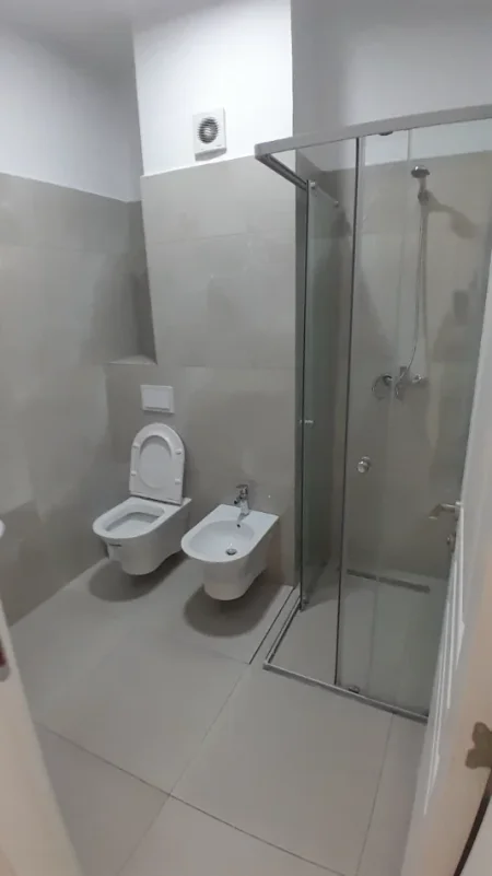 Tirane, jepet me qera apartament 2+1+Aneks+Ballkon Kati 5 + PARKIM, 149 m² 790 € (Te Spitali 5, Kompleksi ASL1)