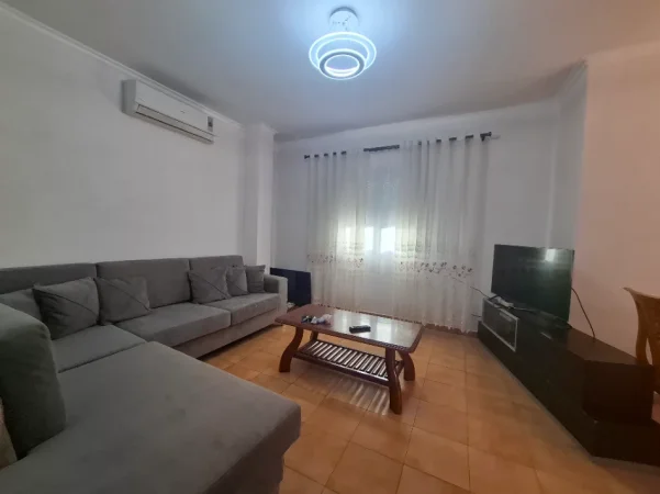 Tirane, jepet me qera apartament 2+1+Ballkon Kati 5, 80 m² 500 € (Tregu Elektrik, Rruga Zonja Çurre)