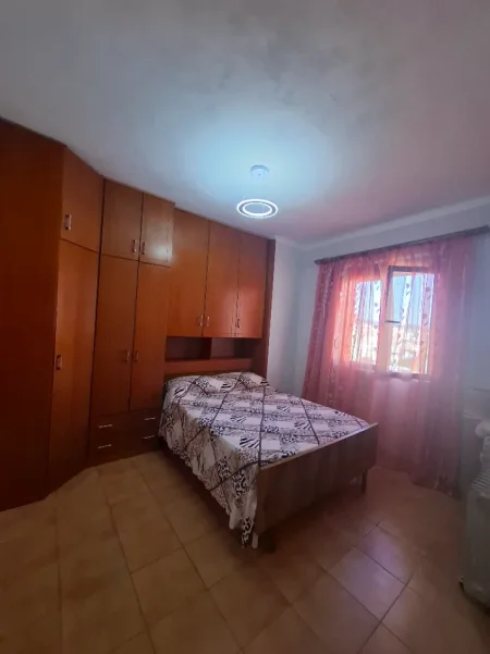Tirane, jepet me qera apartament 2+1+Ballkon Kati 5, 80 m² 500 € (Tregu Elektrik, Rruga Zonja Çurre)