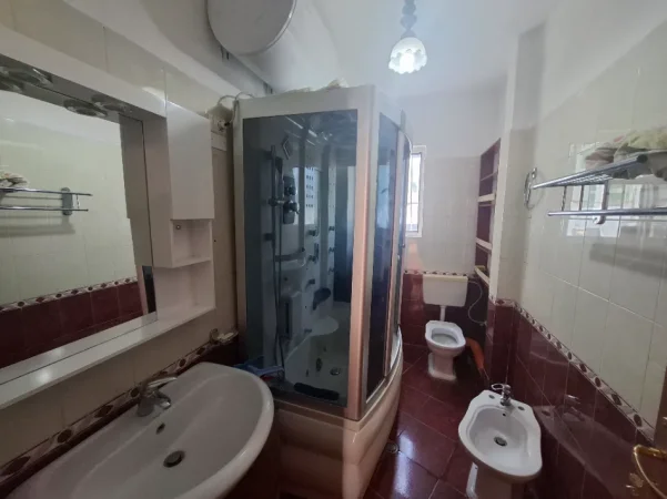 Tirane, jepet me qera apartament 2+1+Ballkon Kati 5, 80 m² 500 € (Tregu Elektrik, Rruga Zonja Çurre)