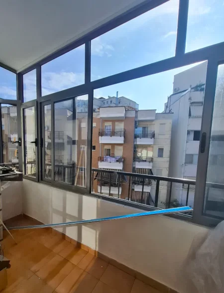 Tirane, jepet me qera apartament 2+1+Ballkon Kati 5, 80 m² 500 € (Tregu Elektrik, Rruga Zonja Çurre)