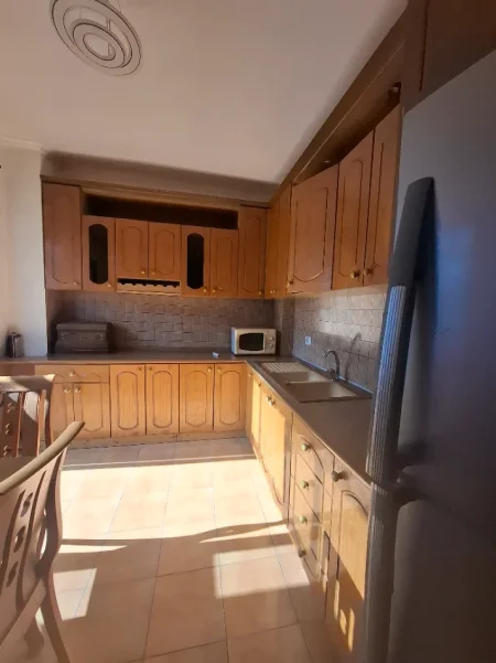 Tirane, jepet me qera apartament 2+1+Ballkon Kati 5, 80 m² 500 € (Tregu Elektrik, Rruga Zonja Çurre)