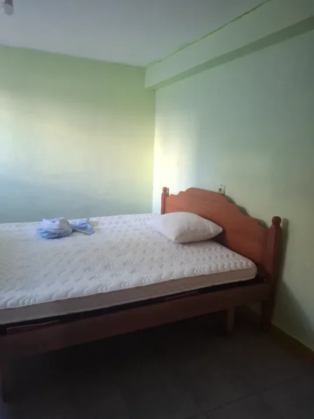 Tirane, jepet me qera shtepi 1+1 Kati 1, 55 m² 200 € (Spitali Shefqet Ndrroqi)