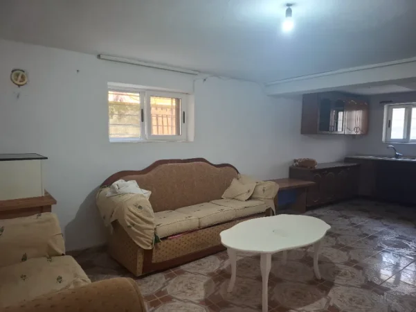 Tirane, jepet me qera shtepi 1+1 Kati 1, 55 m² 200 € (Spitali Shefqet Ndrroqi)