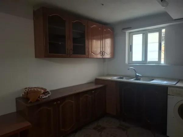 Tirane, jepet me qera shtepi 1+1 Kati 1, 55 m² 200 € (Spitali Shefqet Ndrroqi)