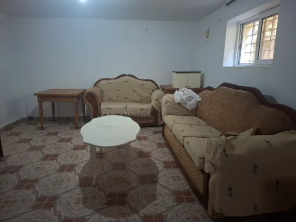 Tirane, jepet me qera shtepi 1+1 Kati 1, 55 m² 200 € (Spitali Shefqet Ndrroqi)
