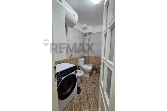 Tirane, jepet me qera apartament 1+1 Kati 4, 60 m² 500 € (Brryli)