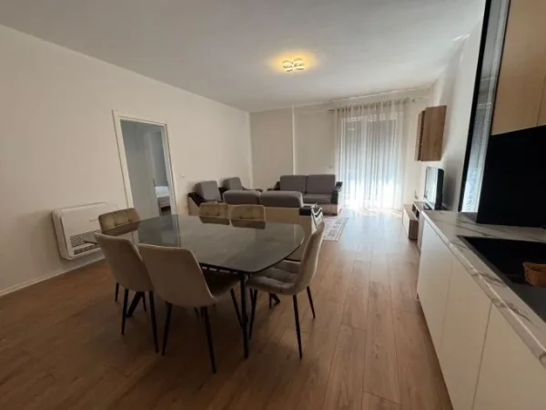 Tirane, jepet me qera apartament 2+1+Aneks+Ballkon Kati 2, 106 m² 500 € (paskuqan)