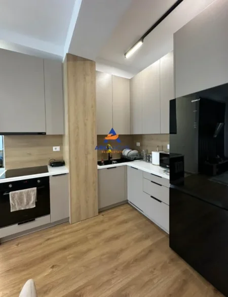 Tirane, jepet me qera apartament 2+1+Ballkon Kati 8, 80 m² 590 € 