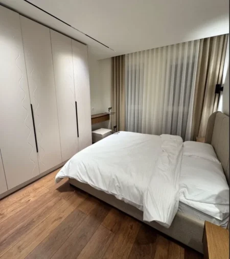 Tirane, jepet me qera apartament 1+1 Kati 4, 50 m² 700 € (XHAMLLIKU)