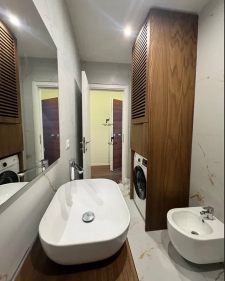 Tirane, jepet me qera apartament 1+1 Kati 4, 50 m² 700 € (XHAMLLIKU)