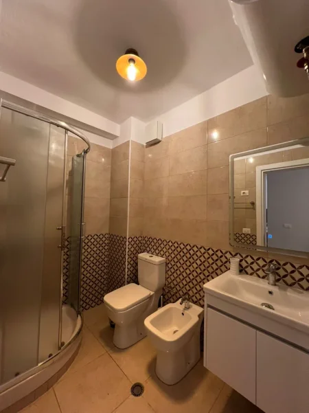 Tirane, jepet me qera apartament 1+1 Kati 2, 63 m² 630 € (Selite)