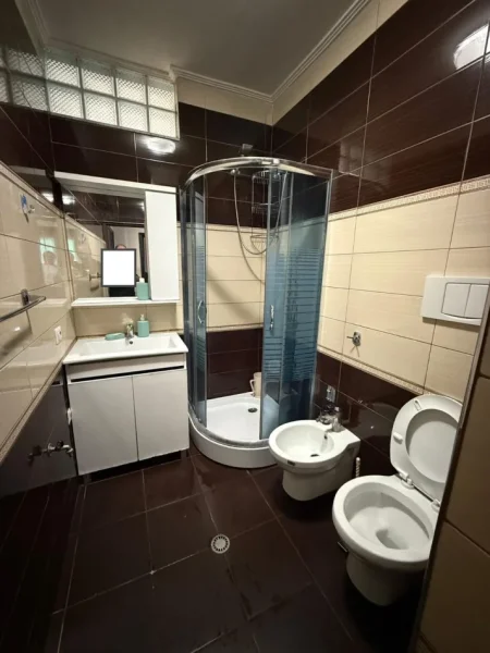 Tirane, jepet me qera apartament 2+1 Kati 5, 95 m² 750 € (Komuna e Parisit)