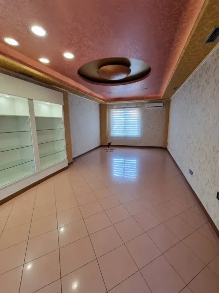 Tirane, jepet me qera dyqan Kati 0, 148 m² 1.000 € (MINE PEZA)