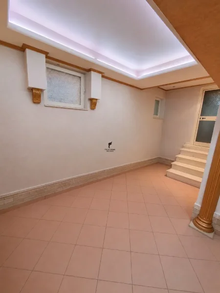 Tirane, jepet me qera dyqan Kati 0, 148 m² 1.000 € (MINE PEZA)