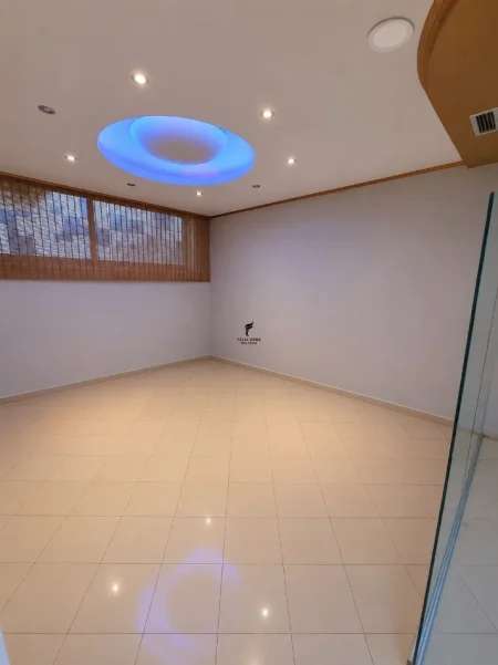 Tirane, jepet me qera dyqan Kati 0, 148 m² 1.000 € (MINE PEZA)