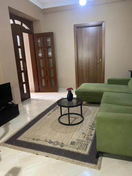 Tirane, jepet me qera apartament 1+1 Kati 1, 80 m² 500 € (Rruga e Dibres)