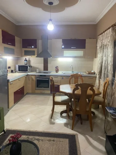 Tirane, jepet me qera apartament 1+1 Kati 1, 80 m² 500 € (Rruga e Dibres)