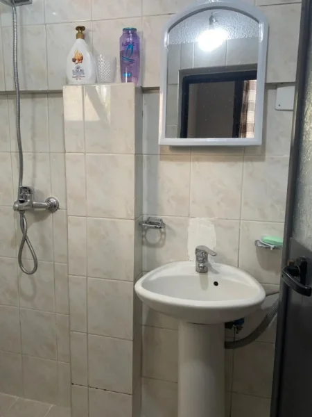 Tirane, jepet me qera apartament 1+1 Kati 1, 80 m² 500 € (Rruga e Dibres)