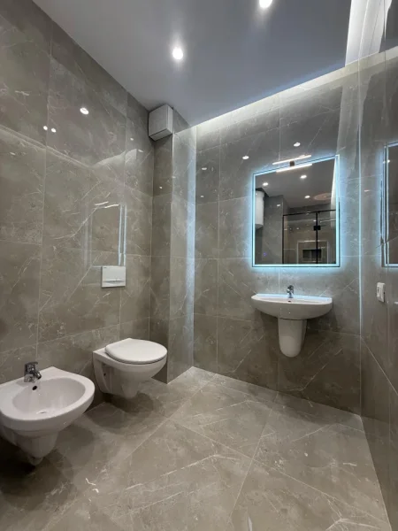 Jepet me qira apartament i ri 1+1 me vend parkimi, i sapomobiluar – Kompleksi E88